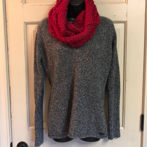 SOLD Columbia Sweater in Heathered Charcoal Gray - Picture 3 of 9